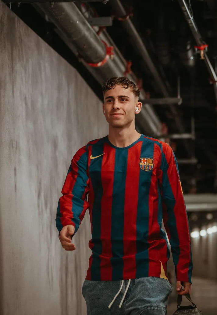 Barcelona’s 2006 home kit Embroidery Ronaldinho Edition